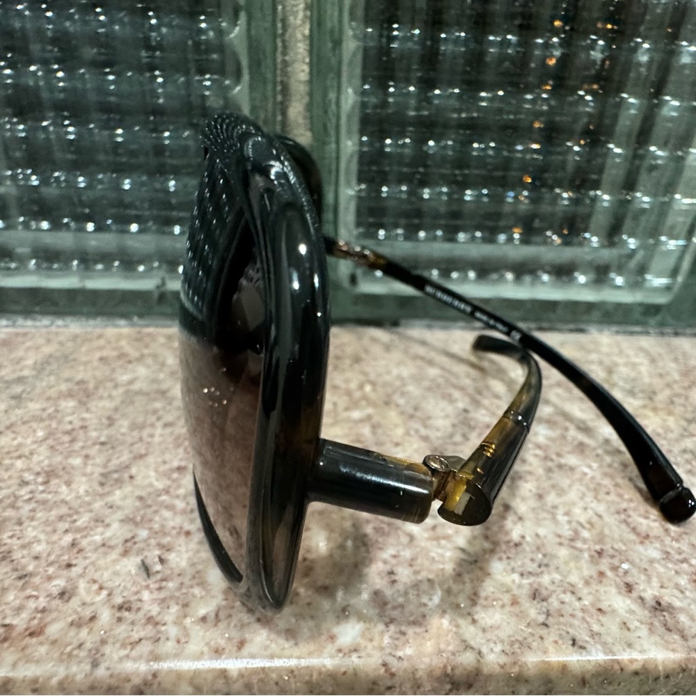 Authentic Burberry Tortoise Shell Sunglasses - Picture 7 of 7